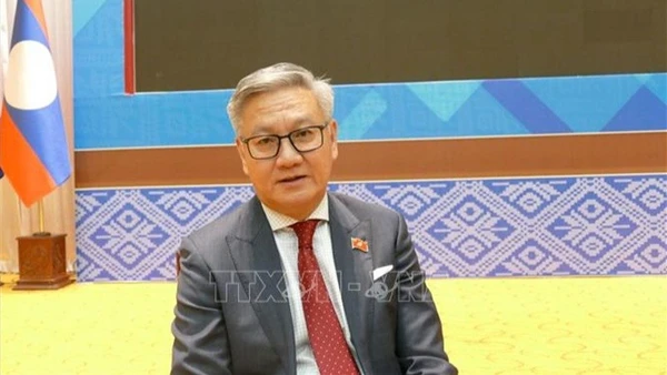 Bộ trưởng Ngoại giao Lào Thongsavanh Phomvihane trả lời phỏng vấn phóng viên của Thông tấn xã Việt Nam tại Lào. (Ảnh: Xuân Tú/PV TTXVN tại Lào)