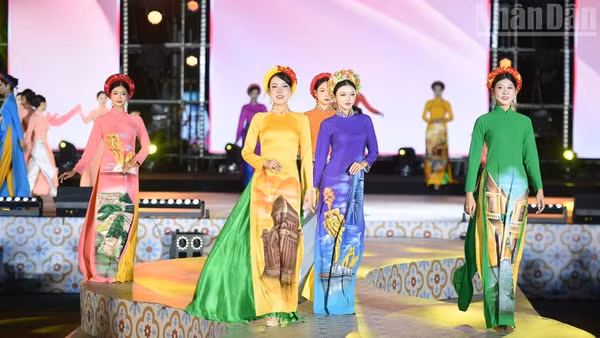 Trình diễn áo dài tại lễ hội.