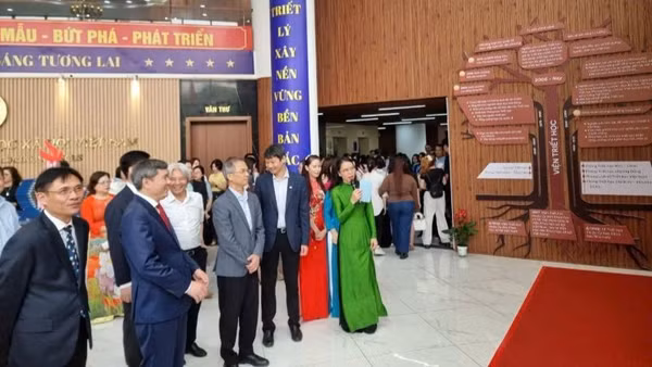 Đại biểu tham quan trưng bày quá trình hình thành và phát triển của Viện Triết học.