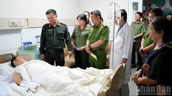 Đại tá Đậu Xuân Bảo, Phó Giám đốc Công an tỉnh Lâm Đồng thăm hỏi, động viên Thiếu tá Phạm Nguyễn Đức Lâm.