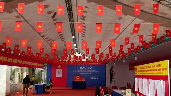 Khu vực bỏ phiếu được trang hoàng khang trang, danh sách cử tri và danh sách ứng cử viên được niêm yết đầy đủ, tạo điều kiện thuận lợi để người dân theo dõi trước khi thực hiện quyền bầu cử.