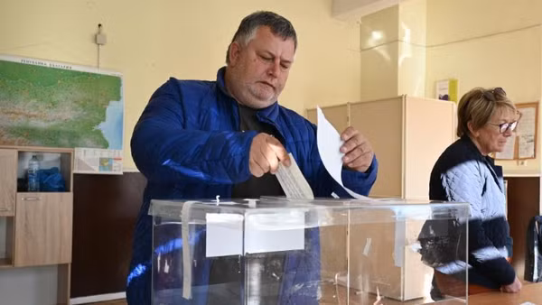 Công dân Bulgaria bỏ phiếu trong cuộc bầu cử Quốc hội sớm tại một điểm bỏ phiếu ở Thủ đô Sofia, Bulgaria, ngày 27/10/2024. (Ảnh: Xinhua) 