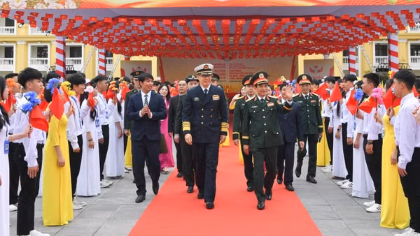 Đại tướng Phan Văn Giang, Ủy viên Bộ Chính trị, Phó Bí thư Quân ủy Trung ương, Bộ trưởng Quốc phòng và Thượng tướng Đổng Quân, Bộ trưởng Quốc phòng Trung Quốc tại Trường trung học phổ thông Trần Phú.