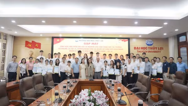 Phó Vụ trưởng Vụ Học sinh, sinh viên (Bộ Giáo dục và Đào tạo) Nguyễn Thị Nhung cùng lãnh đạo Trường đại học Thủy lợi chụp ảnh lưu niệm cùng sinh viên, học viên cao học và nghiên cứu sinh thuộc diện gia đình chính sách. 