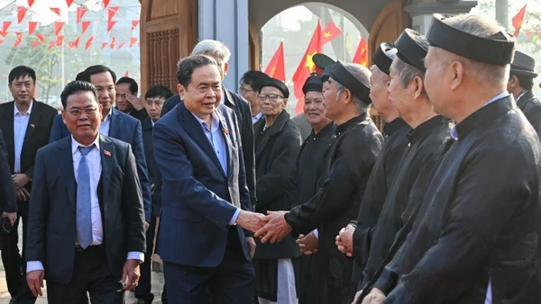 Chủ tịch Quốc hội Trần Thanh Mẫn đến dâng hương, tưởng nhớ Trưởng Ban Thường trực Quốc hội Bùi Bằng Đoàn. (Ảnh: DUY LINH)