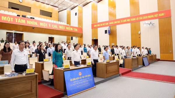 Đại biểu Hội đồng nhân dân tỉnh Tuyên Quang thực hiện nghi thức chào cờ.