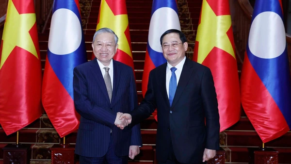 Tổng Bí thư Tô Lâm hội kiến Thủ tướng Chính phủ Lào Sonexay Siphandone. (Ảnh: Thống Nhất/TTXVN)