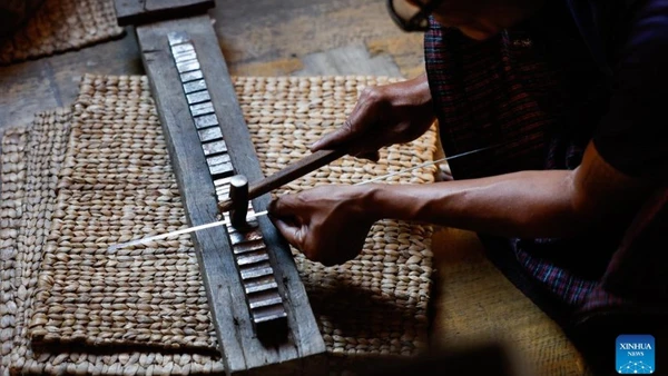 Người thợ đang chế tác sản phẩm bạc tại một xưởng thủ công ở thị trấn Nyaungshwe, bang Shan, Myanmar. (Ảnh: Tân Hoa xã)