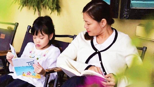 Sách Tết giúp các gia đình thêm gắn kết, sẻ chia. (Ảnh: MẠNH CƯỜNG)