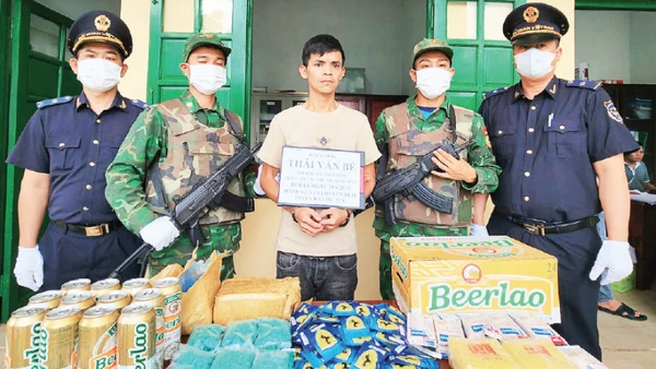 Lực lượng hải quan phối hợp Bộ đội Biên phòng bắt giữ đối tượng vận chuyển ma túy. (Ảnh: Biên phòng Việt Nam)