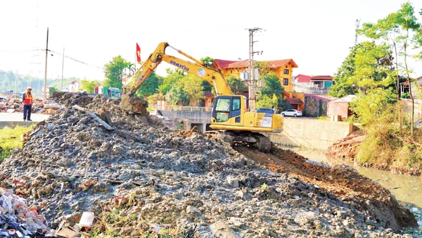 Suối Mỏ Bạch-Làng Đanh đang được nạo vét, mở rộng để tăng lưu lượng thoát nước.