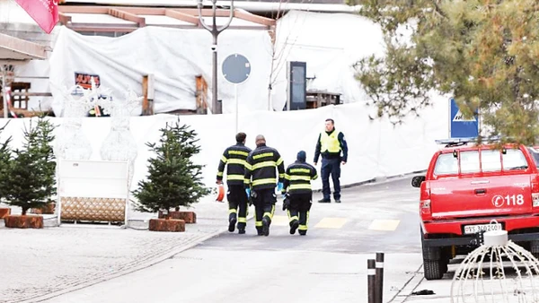 Lực lượng an ninh được triển khai đến hiện trường vụ cháy. (Ảnh: Tân Hoa xã)