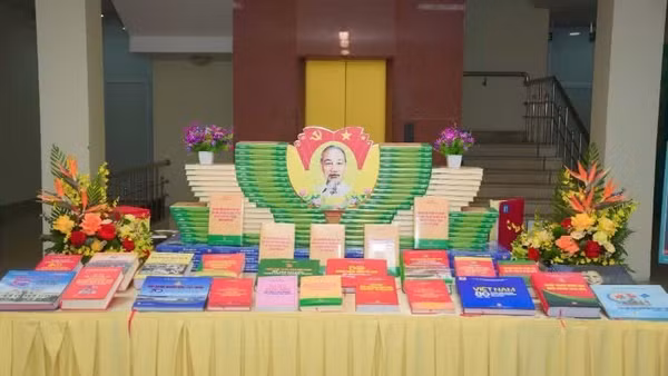 Không gian trưng bày các tác phẩm nổi bật do Nhà xuất bản Quân đội nhân dân ấn hành.