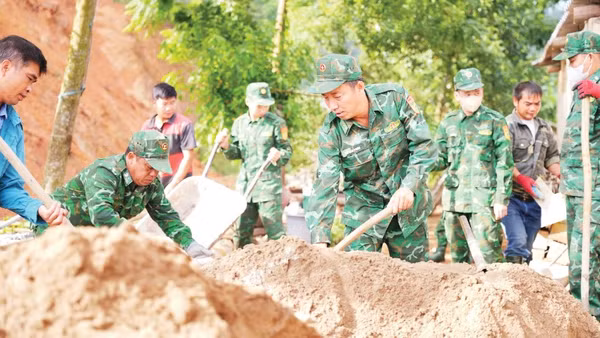 Cán bộ, chiến sĩ Đồn Biên phòng Bảo Lâm xây dựng nhà cho nhân dân vùng biên.