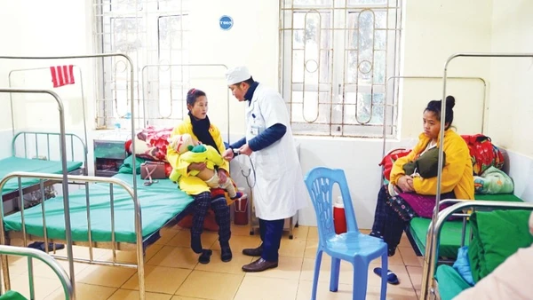 Bác sĩ thuộc Trung tâm Y tế khu vực Điện Biên Đông, tỉnh Điện Biên đang thăm khám cho bệnh nhân.