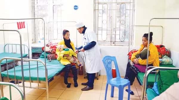 Bác sĩ thuộc Trung tâm Y tế khu vực Điện Biên Đông, tỉnh Điện Biên đang thăm khám cho bệnh nhân.