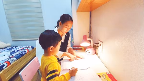 Dù không được khuyến khích, nhưng nhiều phụ huynh vẫn quyết định cho con học chữ trước khi vào lớp 1.