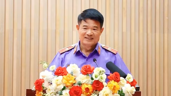 Đồng chí Nguyễn Huy Tiến, Ủy viên Trung ương Đảng, Bí thư Đảng ủy, Viện trưởng Viện Kiểm sát nhân dân tối cao phát biểu chỉ đạo tại Hội nghị học tập, quán triệt thực hiện Chỉ thị số 06-CT/TW ngày 6/6/2026 của Bộ Chính trị về tăng cường sự lãnh đạo của Đảng đối với công tác kiểm sát nhân dân trong giai đoạn mới, vừa được tổ chức tại Hà Nội.