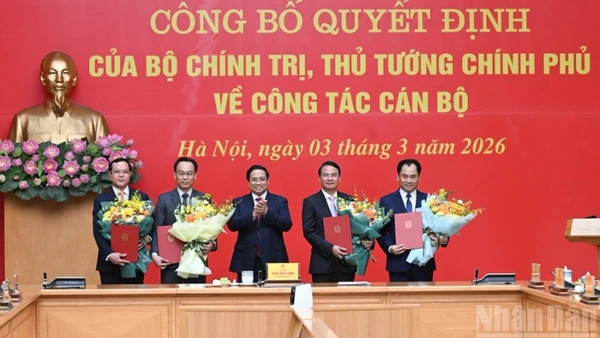 Thủ tướng Chính phủ Phạm Minh Chính trao quyết định, tặng hoa chúc mừng 4 đồng chí được tiếp nhận, bổ nhiệm làm lãnh đạo các bộ, ngành Trung ương. (Ảnh: TRẦN HẢI)
