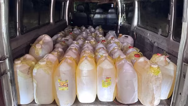 Ô-tô tải chở hàng chục can nhựa đựng xăng vận chuyển trái phép qua biên giới.