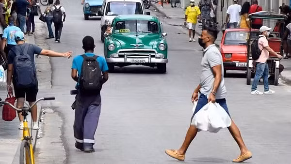 Người dân di chuyển trên đường phố tại La Habana, Cuba. (Ảnh: THX/TTXVN)