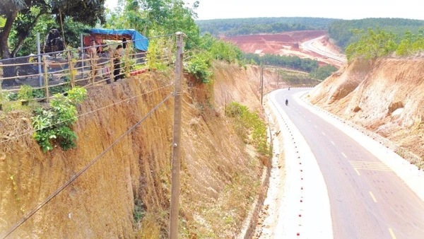 Hộ dân ở cheo leo bên mép đường liên xã Phú Trung-Phước Tân chưa được chính quyền địa phương đưa ra phương án hỗ trợ.