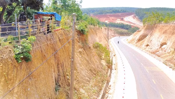 Hộ dân ở cheo leo bên mép đường liên xã Phú Trung-Phước Tân chưa được chính quyền địa phương đưa ra phương án hỗ trợ.