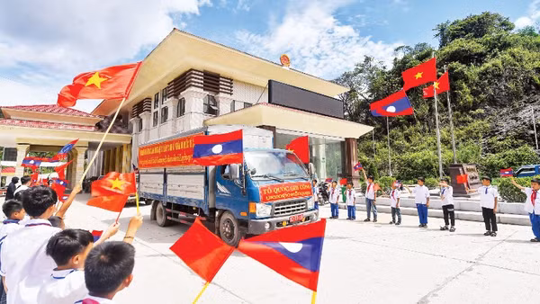 Đoàn xe chở hài cốt liệt sĩ Quân tình nguyện và chuyên gia Việt Nam từ nước bạn Lào đi qua Cửa khẩu quốc tế Nậm Cắn, tỉnh Nghệ An. (Ảnh: TUẤN HUY)