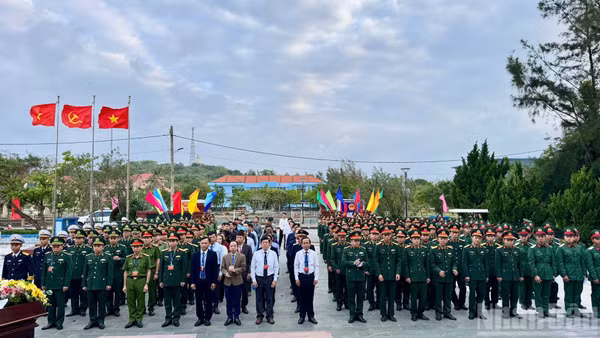 Cùng với cả nước, điểm bỏ phiếu bầu cử tại đặc khu Cồn Cỏ đã khai mạc trong sự trang nghiêm và xúc động.