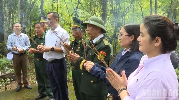 Đoàn khảo sát dâng hương tưởng niệm các liệt sĩ hy sinh tại khu vực bảo vệ Di tích lịch sử Đồn Biên phòng Đắk Đam.