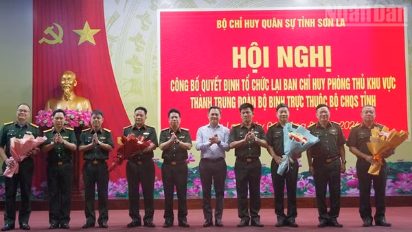 Thiếu tướng Lại Tiến Giang, Phó Tham mưu trưởng Quân khu 2 và đồng chí Nguyễn Đình Việt, Chủ tịch Ủy ban nhân dân tỉnh Sơn La tặng hoa các đơn vị.