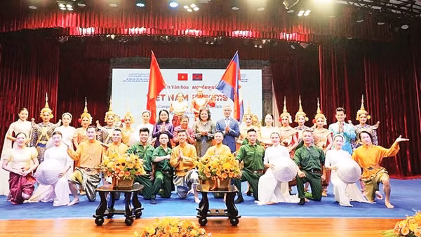 Các nghệ sĩ tham gia biểu diễn trong Tuần Văn hóa Việt Nam tại Campuchia năm 2026. (Ảnh: Bộ Văn hóa, Thể thao và Du lịch)