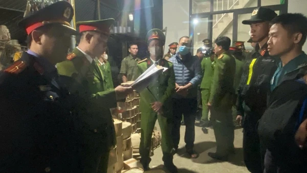 Cơ quan chức năng khởi tố, bắt giam Nguyễn Thế Lữ (bìa phải).