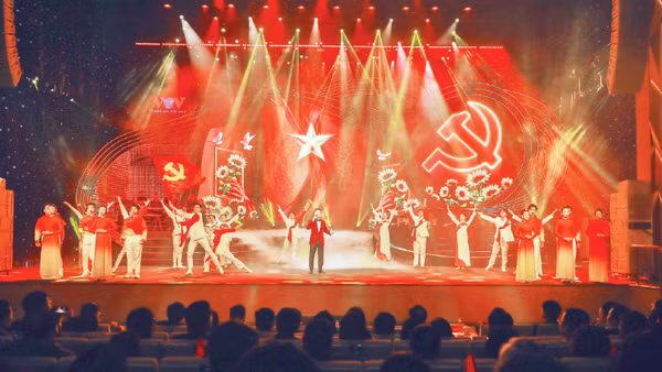 Chương trình nghệ thuật "Với Đảng vẹn toàn niềm tin yêu". (Ảnh TTXVN)