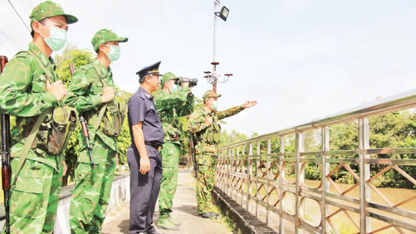Lực lượng Bộ đội Biên phòng tỉnh Đồng Tháp tuần tra phòng chống buôn lậu tuyến biên giới. (Ảnh HỮU NGHĨA)