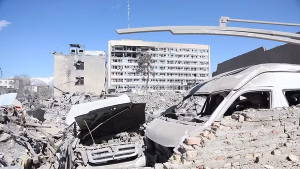 Thiệt hại sau các cuộc không kích của Mỹ và Israel tại Tehran, Iran. (Ảnh: THX/TTXVN)