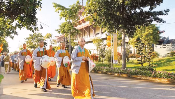 Trong khuôn khổ Đại lễ Phật đản Liên hợp quốc Vesak 2025 hàng vạn đại biểu, tăng ni, phật tử trong nước và đại biểu đến từ 85 quốc gia, vùng lãnh thổ đã tham dự. (Ảnh: TTXVN)