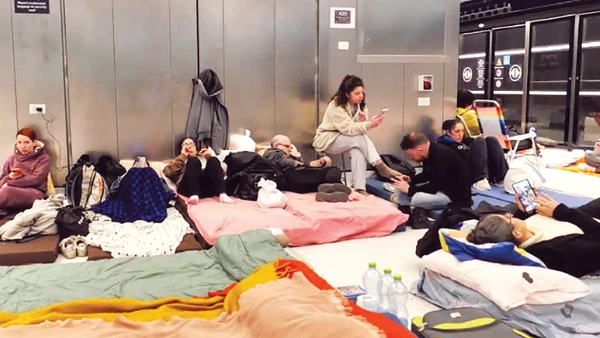 Người dân nghỉ đêm tại một nhà ga tàu điện khi chuông báo động được kích hoạt trên khắp Israel. (Ảnh TÂN HOA XÃ)