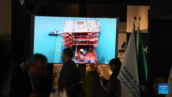 Người dân tham quan Triển lãm dầu khí, lọc dầu và hóa dầu quốc tế lần thứ 29 tại thủ đô Tehran của Iran, ngày 8/5/2025. (Ảnh: Xinhua) 