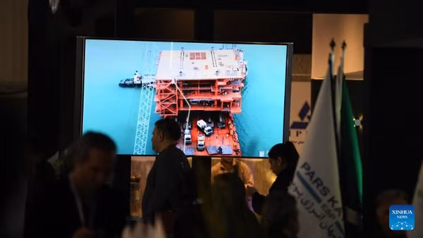 Người dân tham quan Triển lãm dầu khí, lọc dầu và hóa dầu quốc tế lần thứ 29 tại thủ đô Tehran của Iran, ngày 8/5/2025. (Ảnh: Xinhua) 