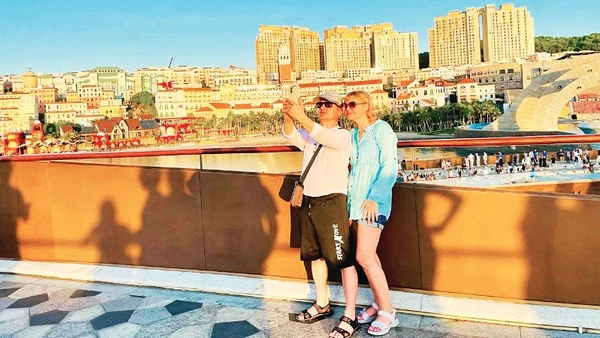 Du khách quốc tế “check-in” từ Cầu Hôn, Phú Quốc, tỉnh An Giang.