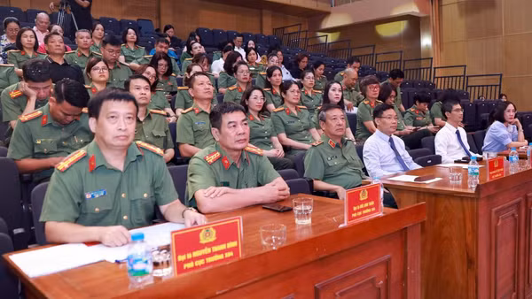 Trung tướng Đỗ Triệu Phong và các đại biểu dự buổi lễ chiều 26/5.