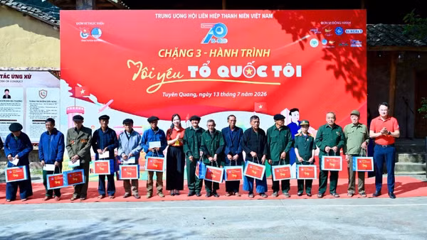 Các đại biểu Hành trình “Tôi yêu Tổ quốc tôi” tham gia hoạt động đền ơn đáp nghĩa tại xã Lũng Cú (tỉnh Tuyên Quang).