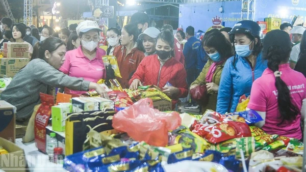 Công nhân, lao động mua sắm tại Chợ Tết Công đoàn.