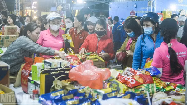 Công nhân, lao động mua sắm tại Chợ Tết Công đoàn.