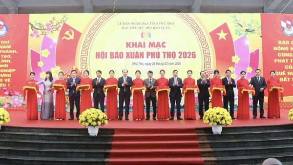 Các đại biểu thực hiện nghi thức khai mạc Hội báo Xuân Phú Thọ 2026.