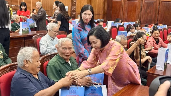 Đồng chí Nguyễn Thị Thanh, Phó Chủ tịch Quốc hội trao quà tặng thương binh, gia đình chính sách tại Điện Biên.