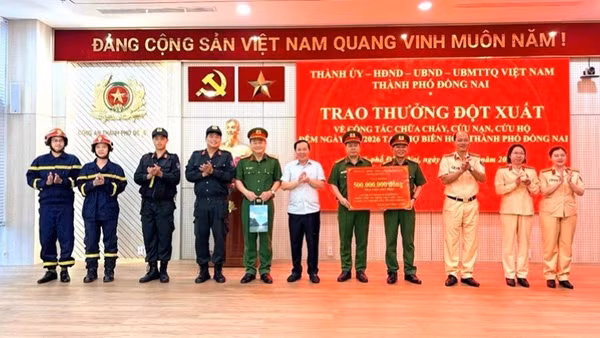 Phó Bí thư Thành ủy, Chủ tịch Ủy ban nhân dân thành phố Đồng Nai Nguyễn Văn Út trao thưởng cho đại diện các đơn vị. (Ảnh: Công an thành phố Đồng Nai)