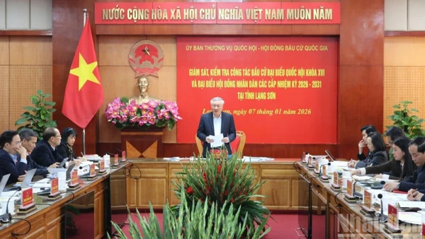 Đồng chí Nguyễn Hòa Bình, Ủy viên Bộ Chính trị, Phó Thủ tướng Thường trực Chính phủ, Phó Chủ tịch Hội đồng Bầu cử quốc gia cùng đoàn công tác có buổi làm việc với tỉnh Lạng Sơn.