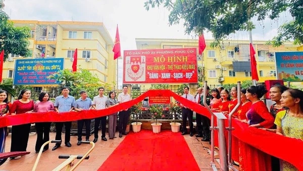 Cán bộ và nhân dân phường Phúc Lợi tại lễ khánh thành công trình khu văn hóa-thể thao kiểu mẫu tại tổ dân phố số 22.